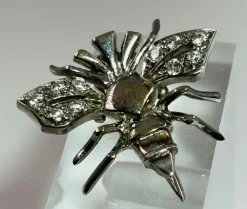 Pendentif et broche design Fly avec diamants