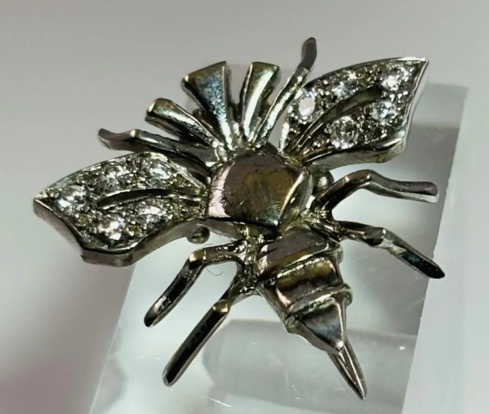 Pendentif et broche design Fly avec diamants