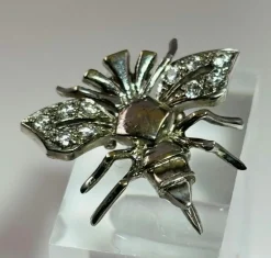 Pendentif et broche design Fly avec diamants
