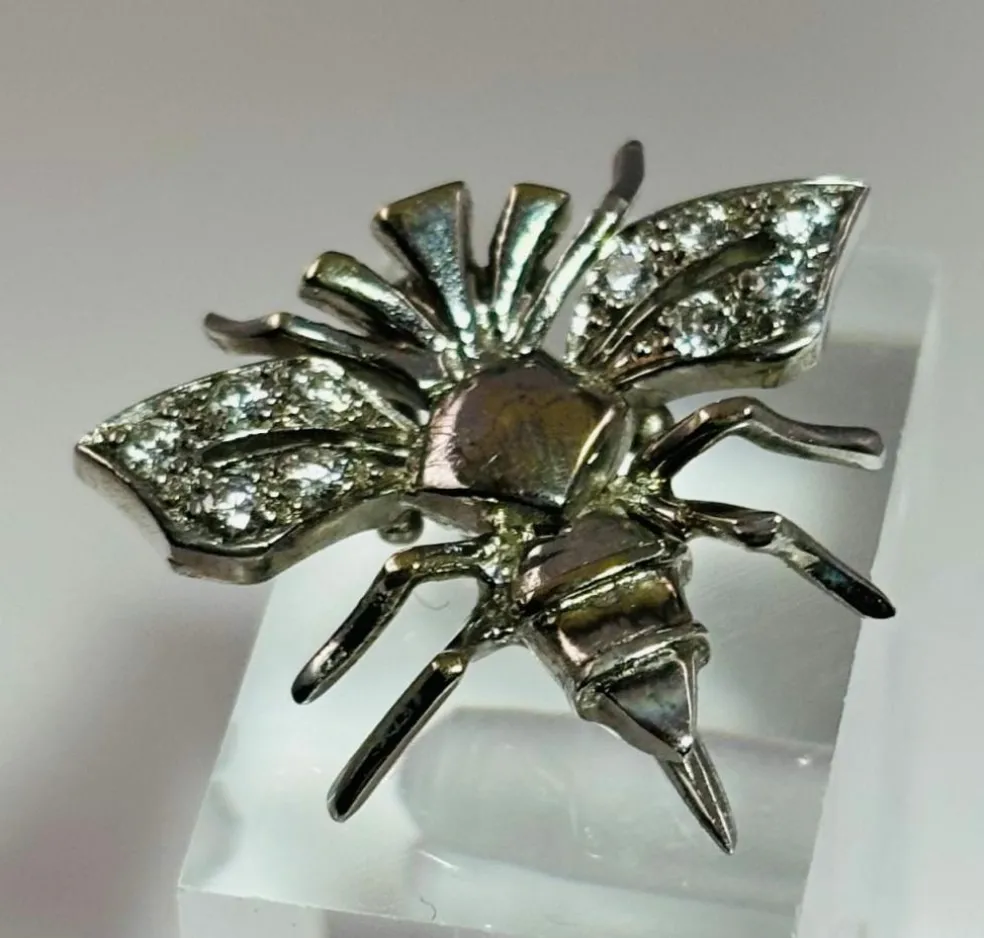 Pendentif et broche design Fly avec diamants