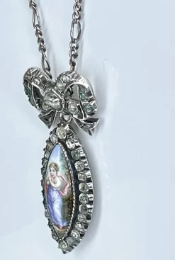 Pendentif et sa chaine en argent : enfant sur email et pierres blanches. Vers 1900