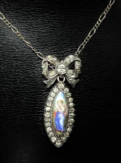 Pendentif et sa chaine en argent : enfant sur email et pierres blanches. Vers 1900