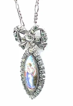 Pendentif et sa chaine en argent : enfant sur email et pierres blanches. Vers 1900