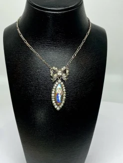 Pendentif et sa chaine en argent : enfant sur email et pierres blanches. Vers 1900