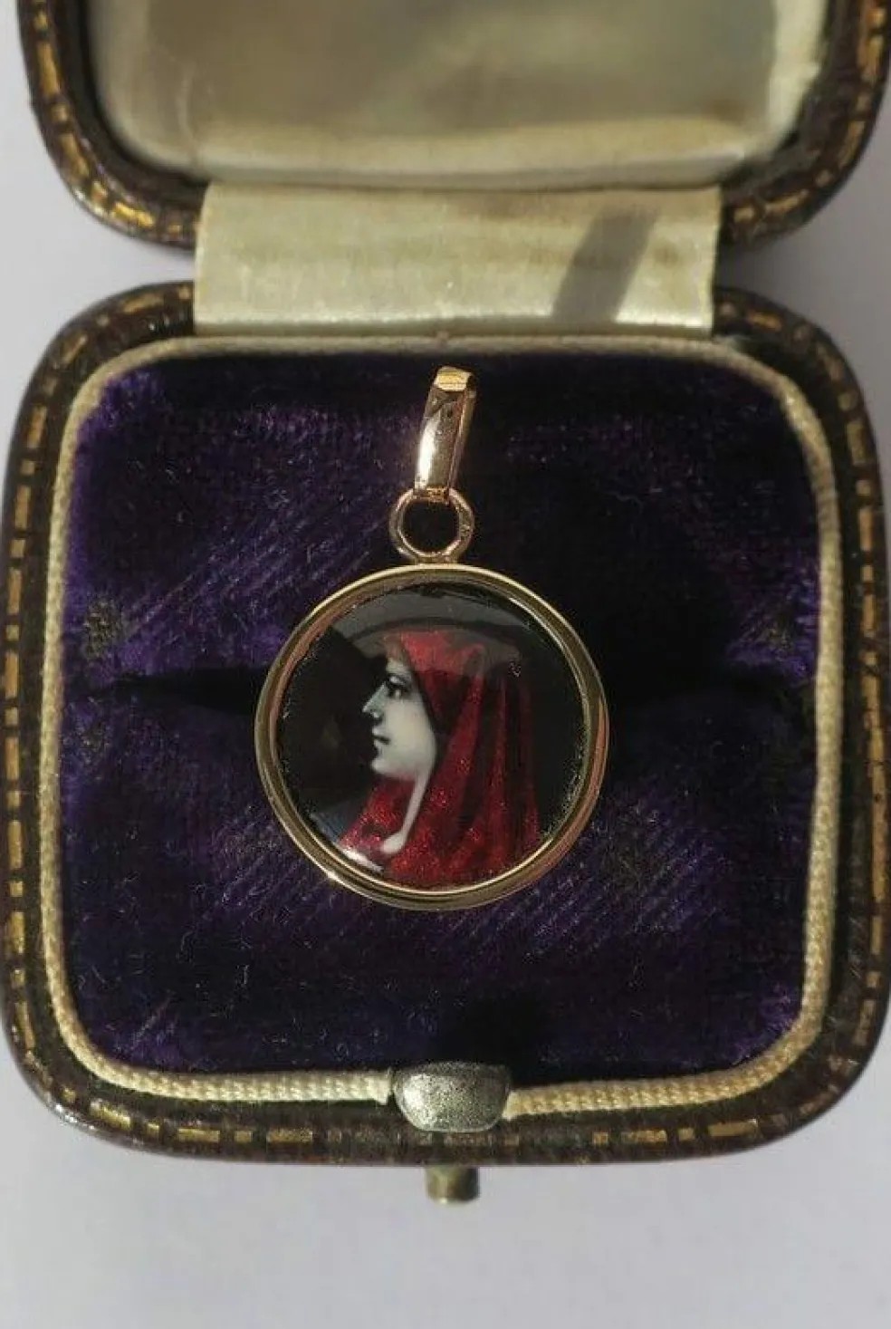 Pendentif Fabiola or émail de Limoges