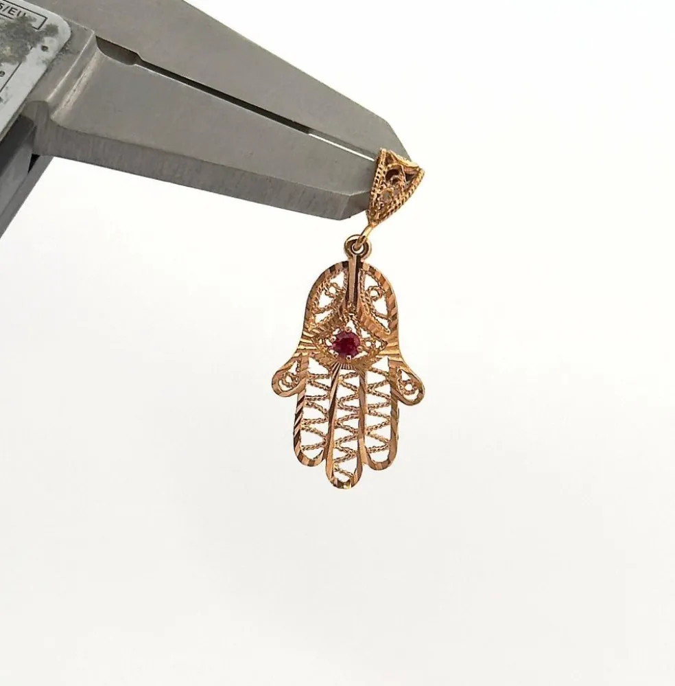 Pendentif main de Fatima en or et pierre rouge