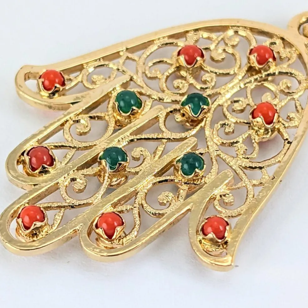 Pendentif main en or jaune corail et calcédoine