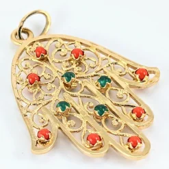 Pendentif main en or jaune corail et calcédoine
