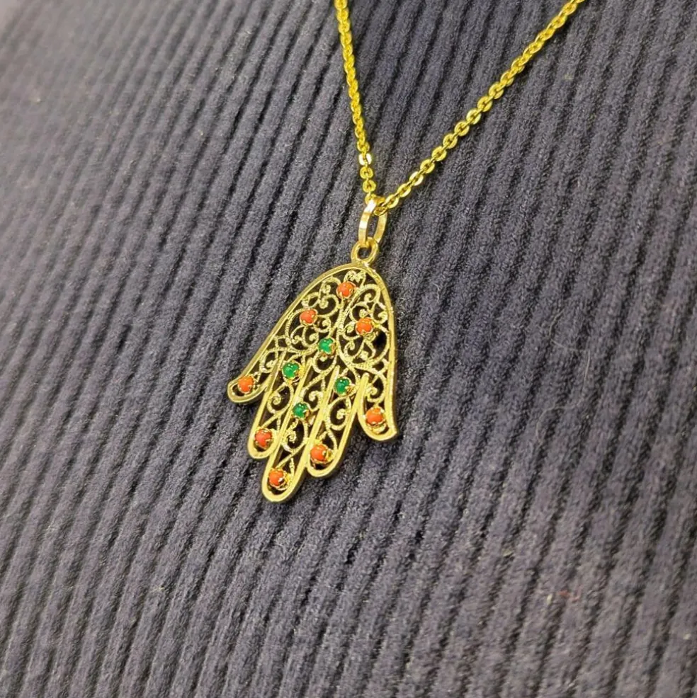 Pendentif main en or jaune corail et calcédoine