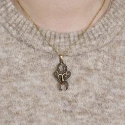 Pendentif masque, or jaune filigrané