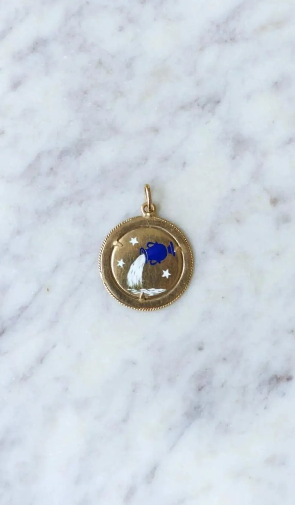 Pendentif médaille astrologique Verseau, or et émail