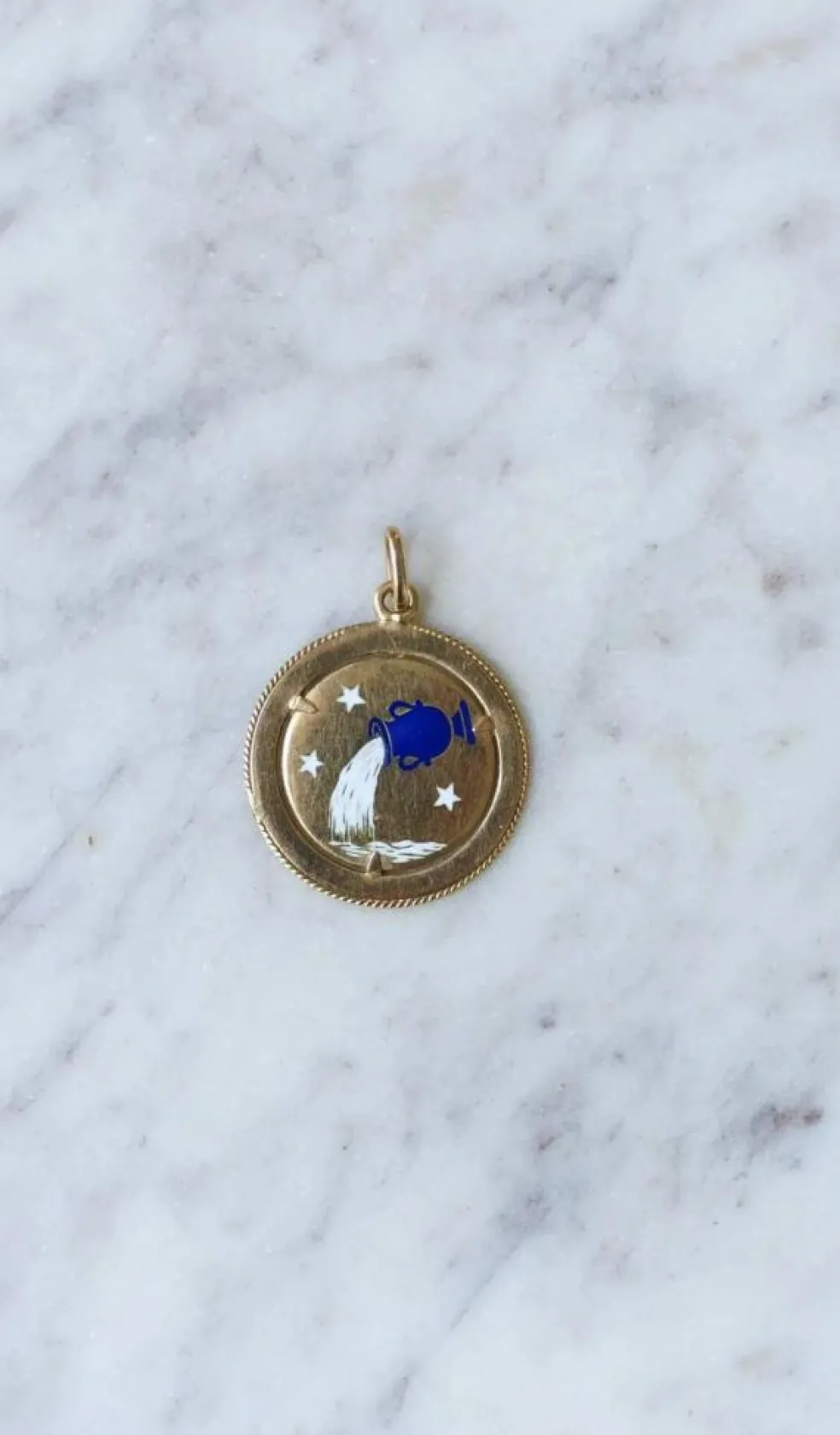 Pendentif médaille astrologique Verseau, or et émail