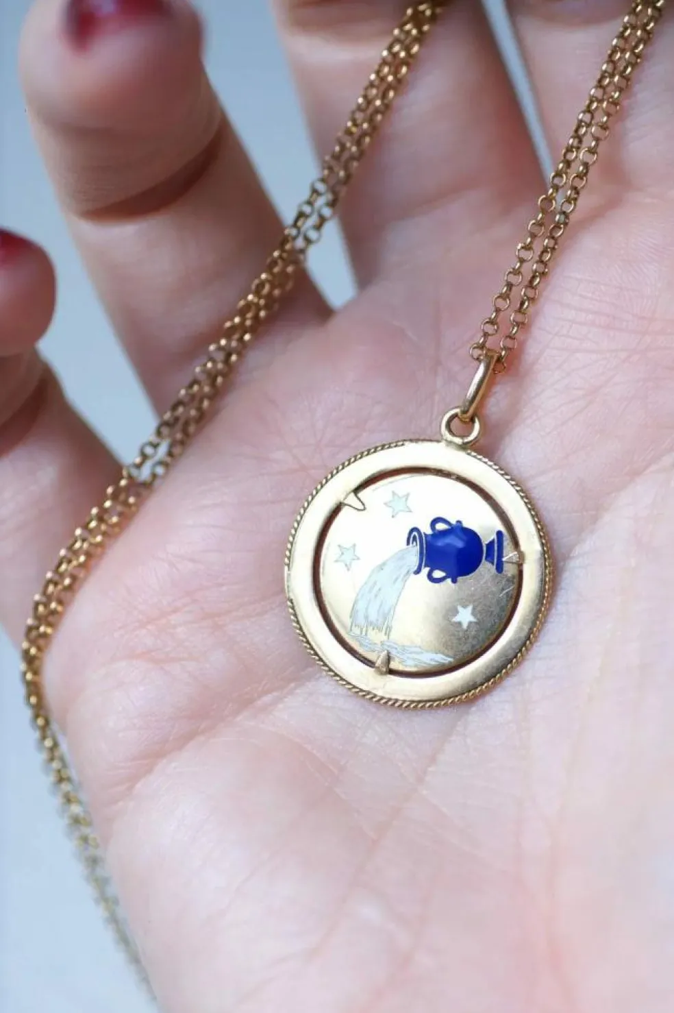 Pendentif médaille astrologique Verseau, or et émail