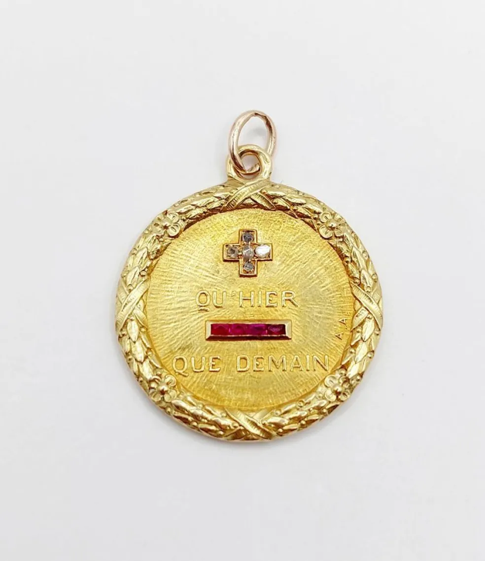 Pendentif médaille d'amour 23mm or jaune diamant et rubis AUGIS (circa 1920)