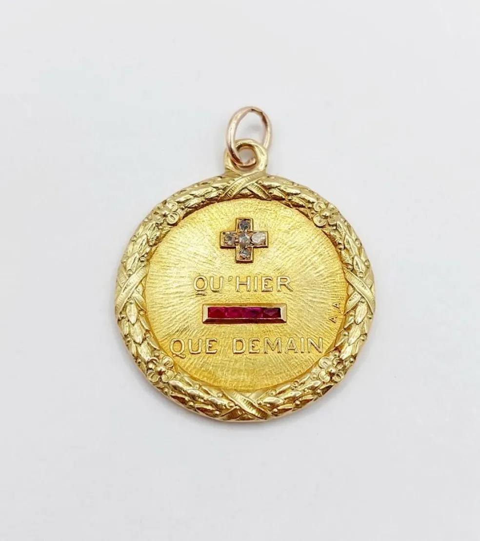 Pendentif médaille d'amour 23mm or jaune diamant et rubis AUGIS (circa 1920)