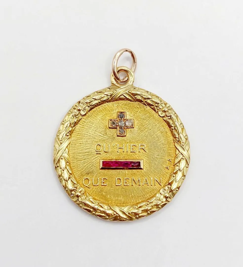 Pendentif médaille d'amour 23mm or jaune diamant et rubis AUGIS (circa 1920)