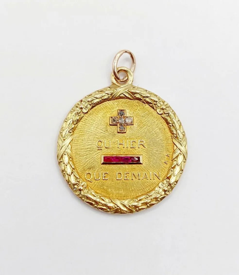 Pendentif médaille d'amour 23mm or jaune diamant et rubis AUGIS (circa 1920)
