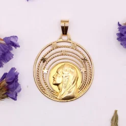 Pendentif Médaille de la Vierge voilée sous un ciel étoilé