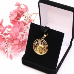Pendentif Médaille de la Vierge voilée sous un ciel étoilé