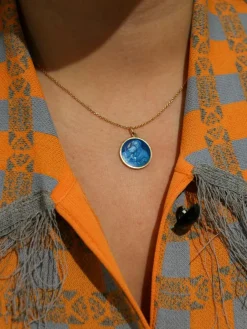 Pendentif médaille en or et émail bleu
