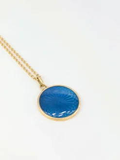 Pendentif médaille en or et émail bleu