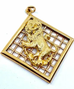 Pendentif médaille lion sur fond grillagé