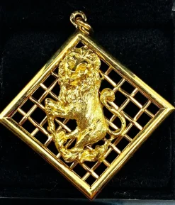Pendentif médaille lion sur fond grillagé