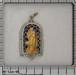 Pendentif Médaille Marie Diamants et émail plique-à-jour