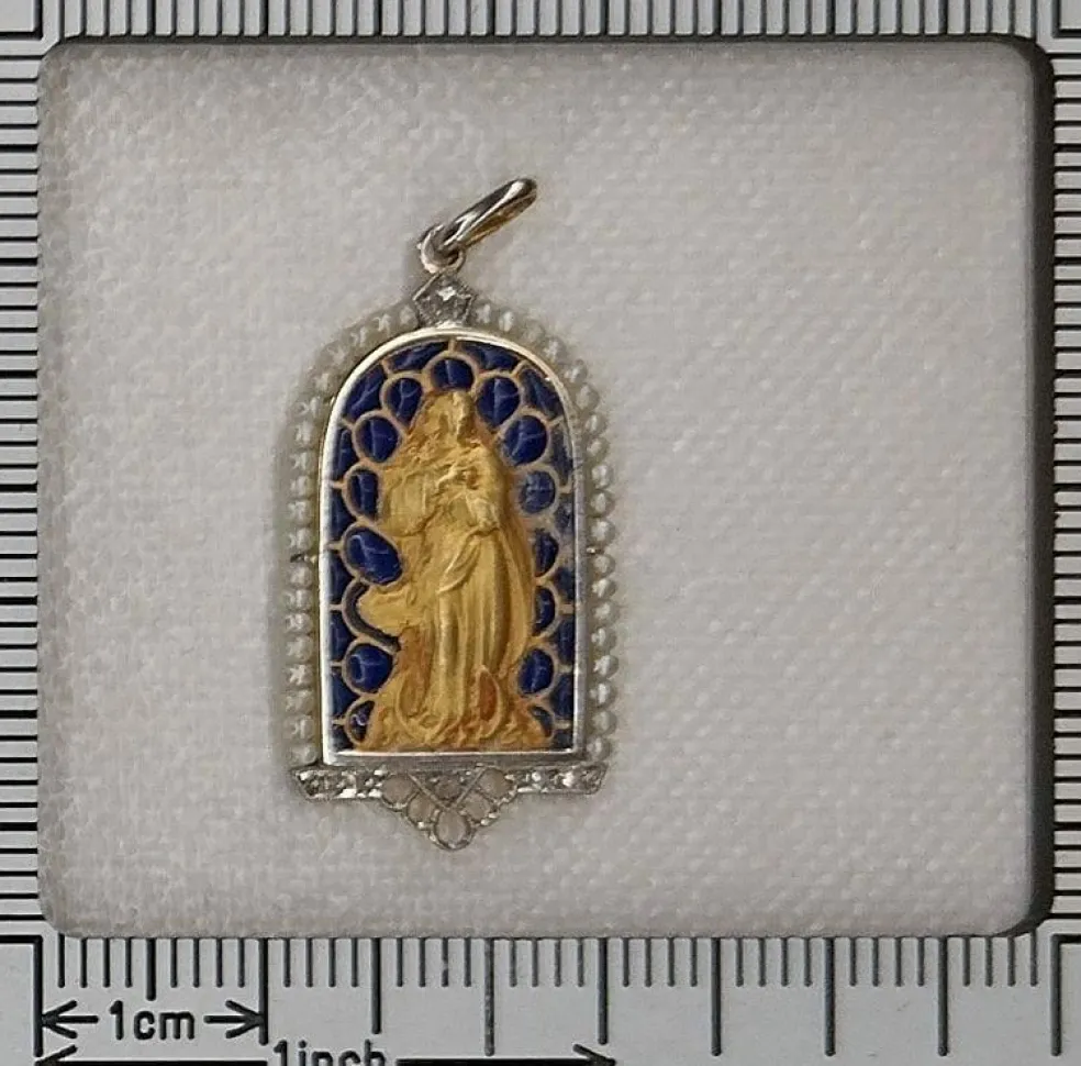 Pendentif Médaille Marie Diamants et émail plique-à-jour