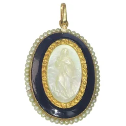 Pendentif Médaille Marie nacre onyx et perles de rocaille