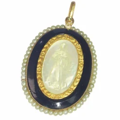 Pendentif Médaille Marie nacre onyx et perles de rocaille
