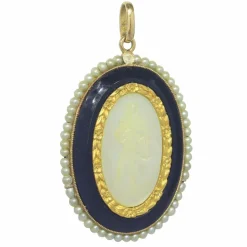Pendentif Médaille Marie nacre onyx et perles de rocaille