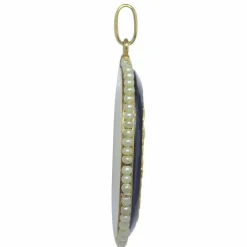 Pendentif Médaille Marie nacre onyx et perles de rocaille