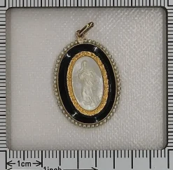 Pendentif Médaille Marie nacre onyx et perles de rocaille