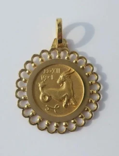 Pendentif médaille or jaune zodiaque Capricorne