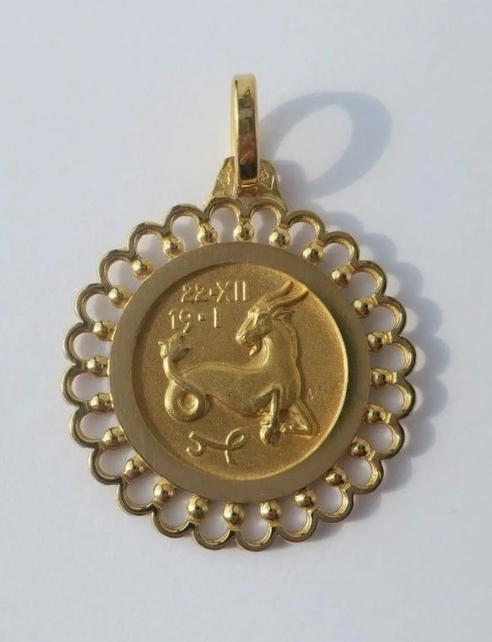 Pendentif médaille or jaune zodiaque Capricorne
