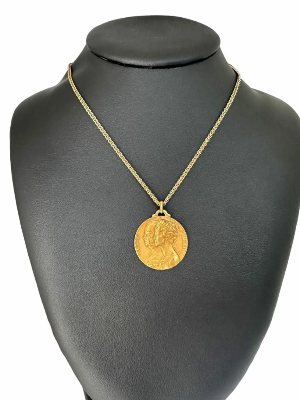 Pendentif Médaille or jaune de René Cliquet Grands-Ducs et Grandes-Duchesses de Luxembourg