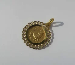 Pendentif médaille or jaune zodiaque Capricorne