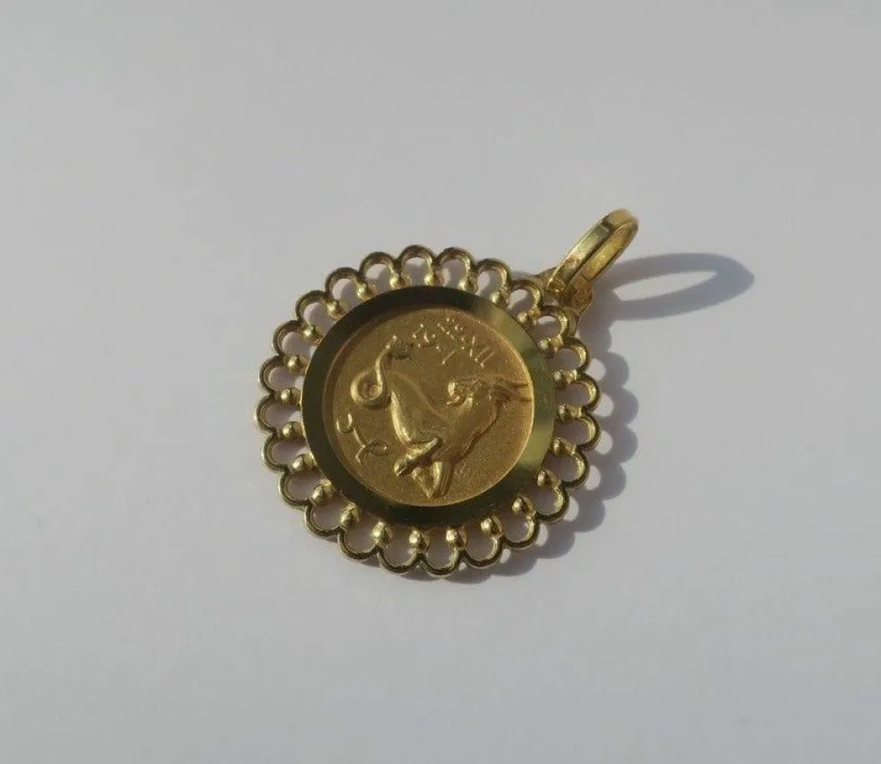 Pendentif médaille or jaune zodiaque Capricorne