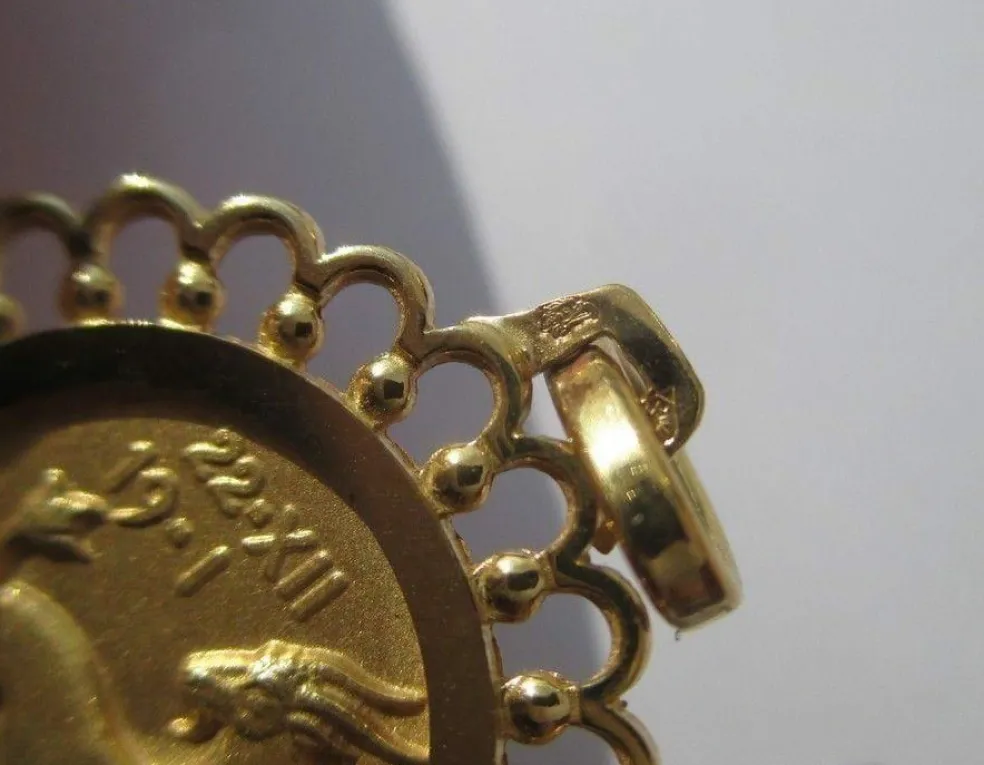 Pendentif médaille or jaune zodiaque Capricorne