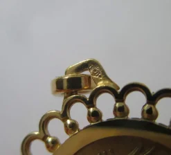Pendentif médaille or jaune zodiaque Capricorne