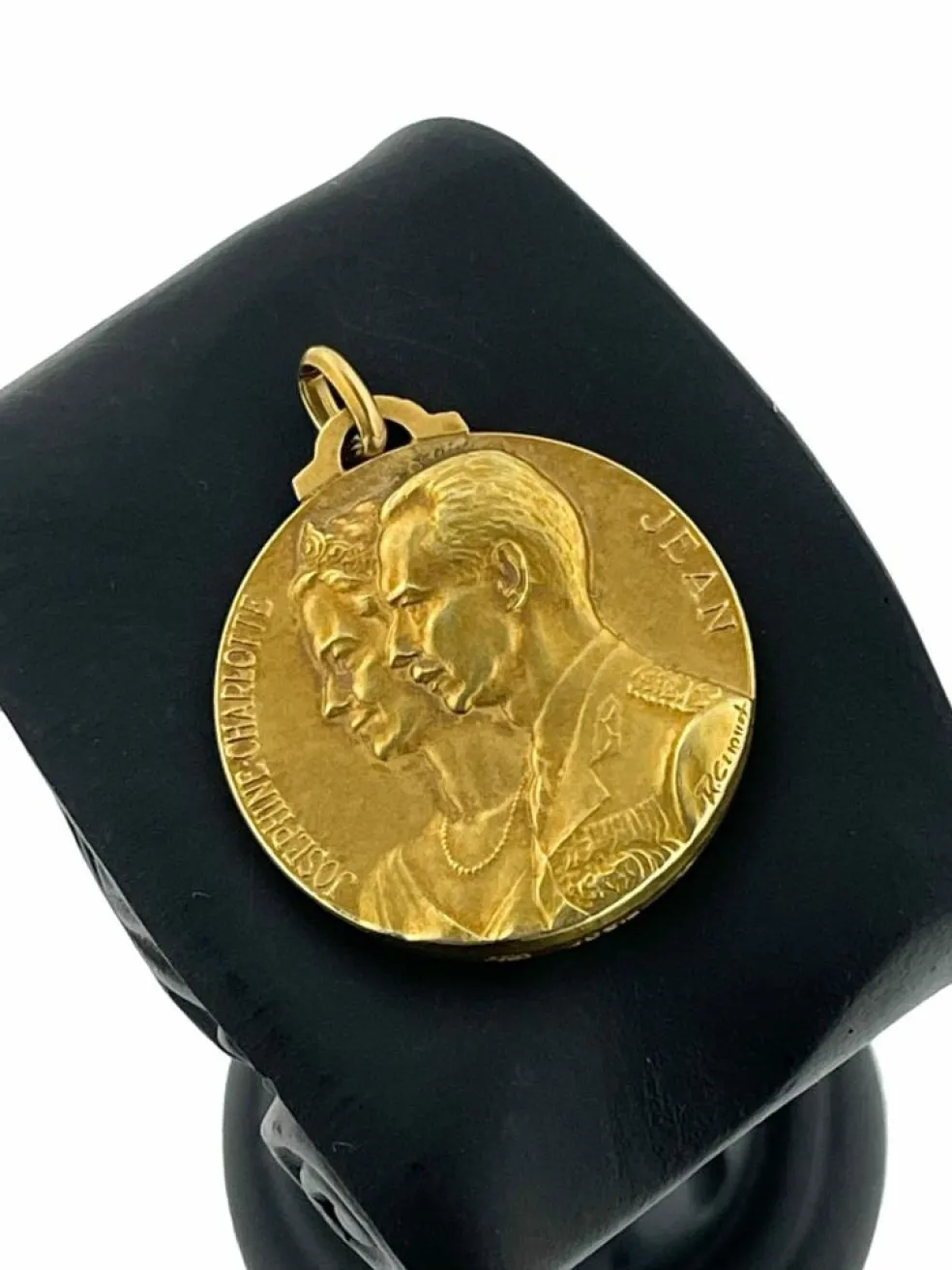 Pendentif Médaille or jaune de René Cliquet Grands-Ducs et Grandes-Duchesses de Luxembourg