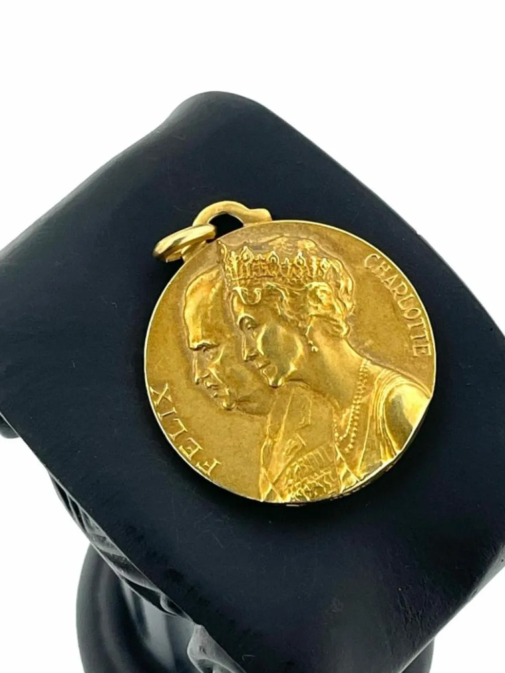 Pendentif Médaille or jaune de René Cliquet Grands-Ducs et Grandes-Duchesses de Luxembourg