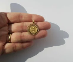 Pendentif médaille or jaune zodiaque Capricorne