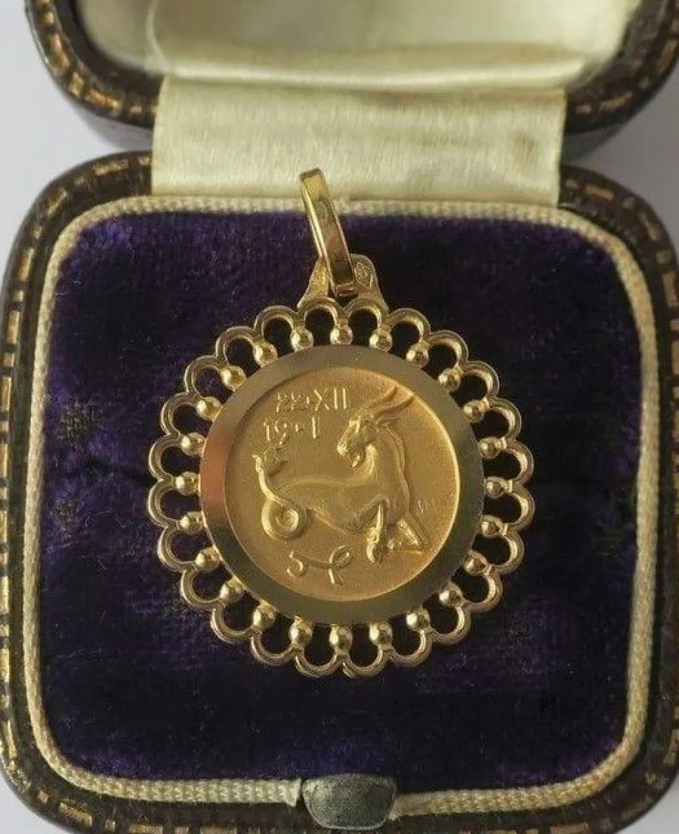 Pendentif médaille or jaune zodiaque Capricorne