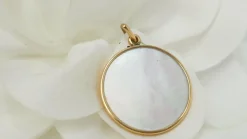Pendentif Médaille Vierge En Or Jaune Et Nacre