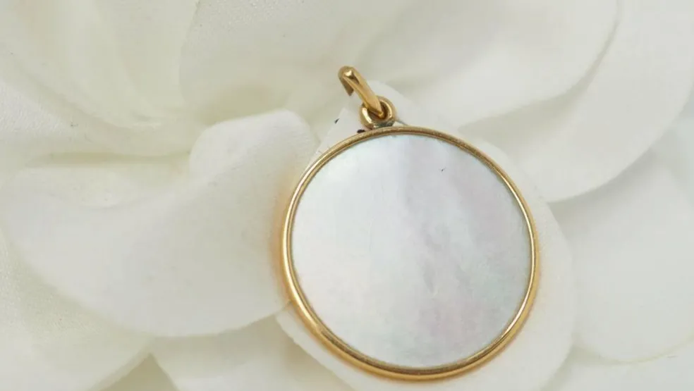 Pendentif Médaille Vierge En Or Jaune Et Nacre