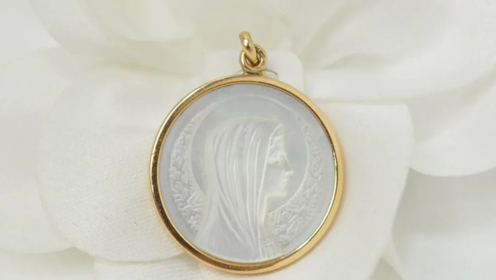 Pendentif Médaille Vierge En Or Jaune Et Nacre