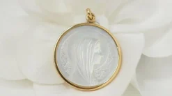 Pendentif Médaille Vierge En Or Jaune Et Nacre