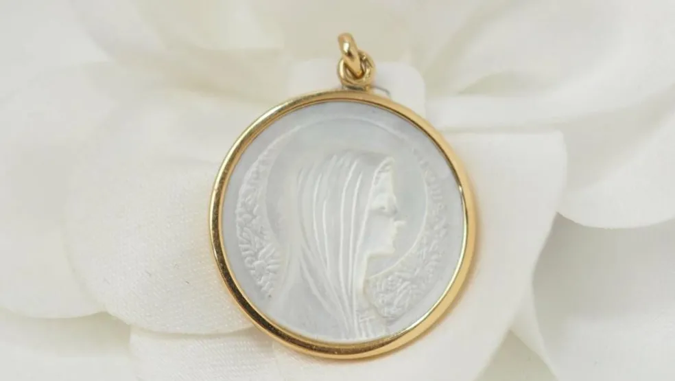 Pendentif Médaille Vierge En Or Jaune Et Nacre